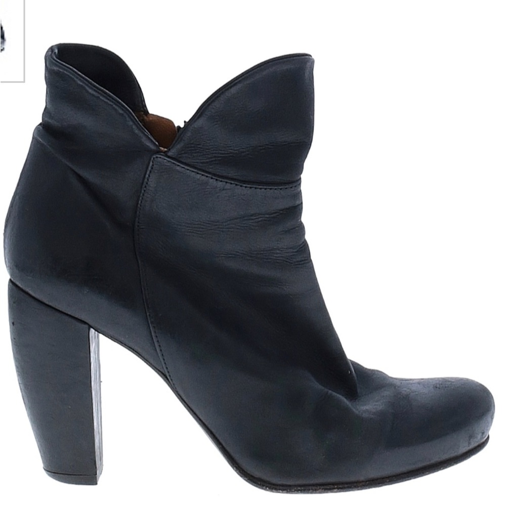 Coclico woman’s high heel ankle boot black